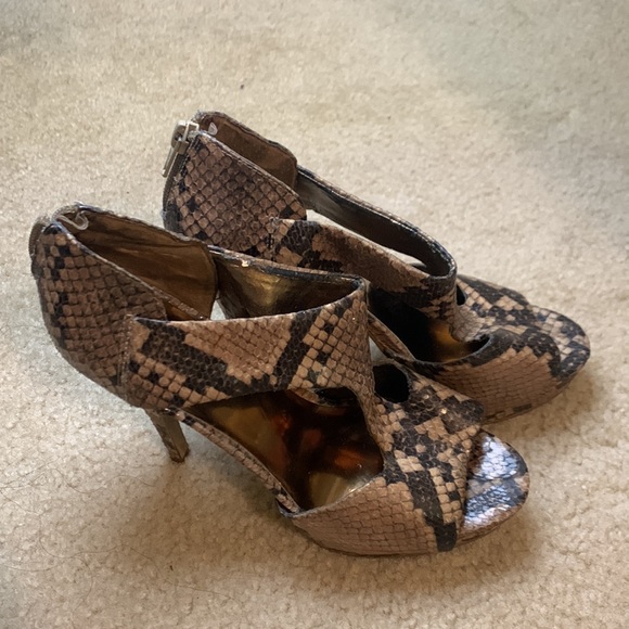 Nine West. Size 7. Alligator Print. - Picture 2 of 3